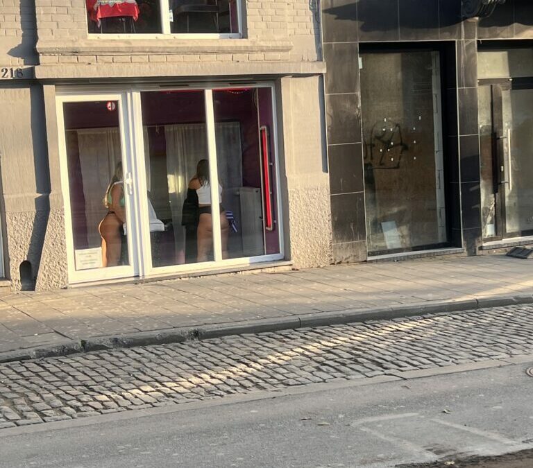 Dans l’ombre des néons rouges : confessions au cœur de la rue d’Aerschot